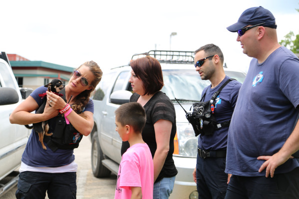 Karissa Hadden gives one last injury check on Tidbit, before giving it back to Rosalie and Adian Valladares while Erik Fox, and Dustin Feldman watch on.   Photo courtesy of National Geographic Channels/Ethan Galvin.